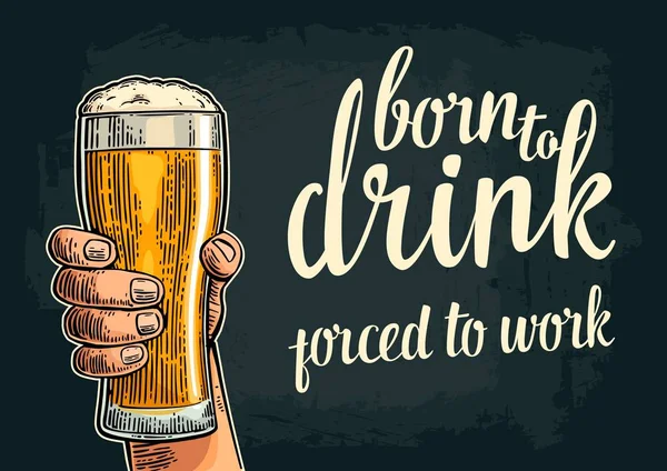 Mannelijke hand met glas bier. Geboren te drinken — Stockvector