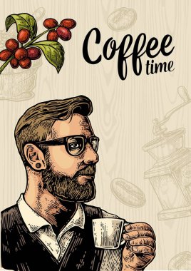 Hipster barista kahve ve dal yaprak ve meyve ile tutarak.