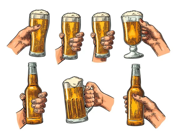 Homme et femme mains tenant, cliquetis avec verre à bière, bouteille — Image vectorielle