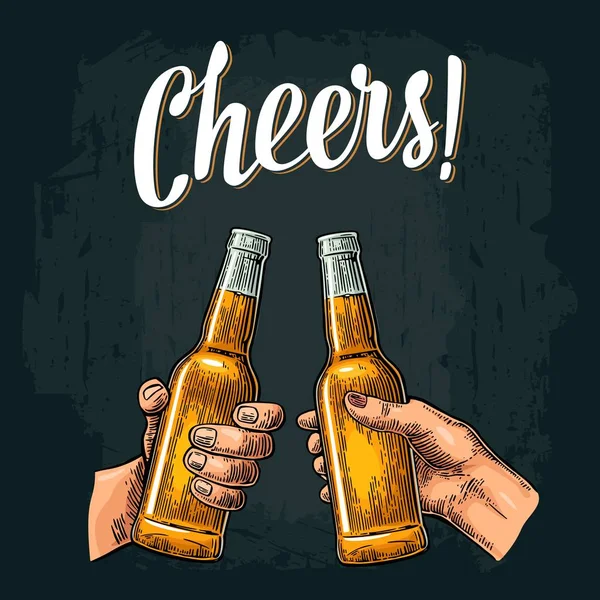 Vrouwelijke en mannelijke handen houden en rammelende met twee glazen bier en glühwein. — Stockvector