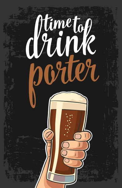 Mannelijke hand met een bierglas met porter. — Stockvector