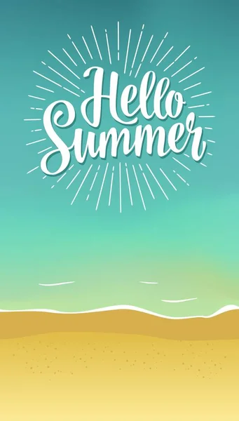 Γεια σας καλοκαίρι χέρι που γράμματα με ακτίνες σε φόντο παραλία. — Διανυσματικό Αρχείο