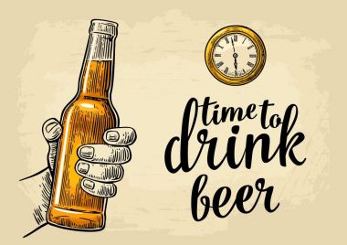 Şişe bira ve antika cep saati tutan erkek el.