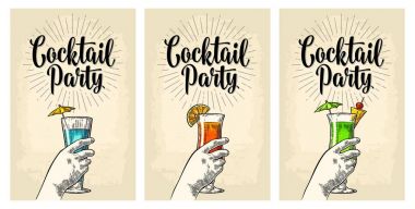 Yeşil, mavi ve kırmızı dilim ananas, limon ve şemsiye ile kokteyl.