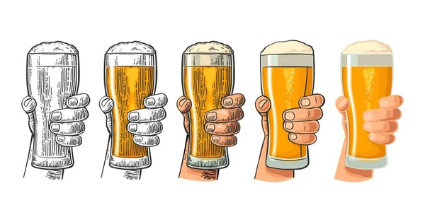 Hombre de mano sosteniendo y tintineo vaso de cerveza. Diferentes estilos gráficos — Archivo Imágenes Vectoriales