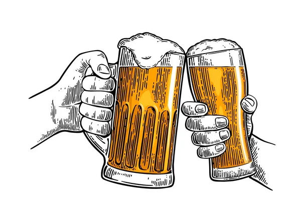 Deux mains tenant et cliquetant avec deux verres à bière tasse — Image vectorielle