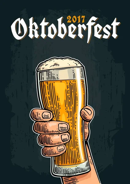 Bir bira cam tutan erkek el. Vintage vektör resmi web, poster, oktoberfest festivaline davet için oyma.