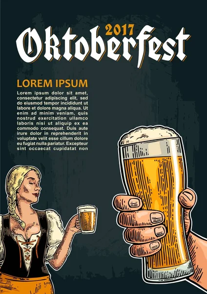 Mano maschile in possesso di un bicchiere di birra e giovane donna sexy indossa un abito tradizionale bavarese Dirndl danza con tazza . — Vettoriale Stock