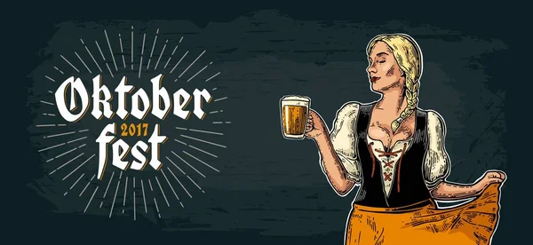 Giovane sexy Oktoberfest ragazza Dirndl danza e tenendo boccale di birra . — Vettoriale Stock