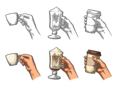 Bir fincan kahve sahibi ve bardak latte holding eller