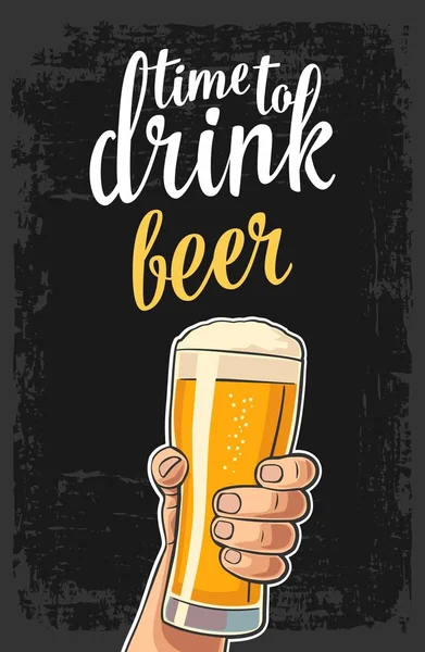 Bir bira cam tutan erkek el