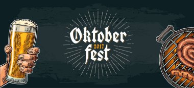 Bira cam ve mangal tutan erkek el. Oktoberfest festival alanı.