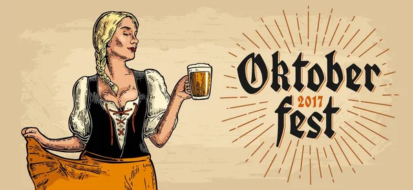 Genç seksi Oktoberfest kız dirndl dans ve bira bardağı tutan. — Stok Vektör