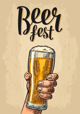 Bira cam tutan erkek el. Bira içmek için tarihi