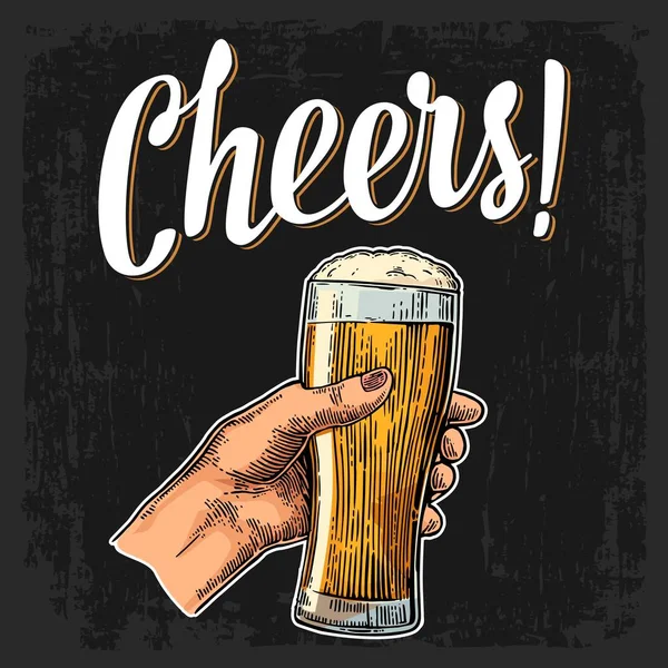 Kadın el tam bira cam köpük ile tutarak