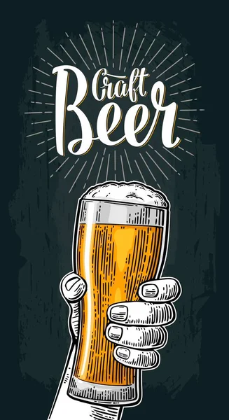 Mano masculina sosteniendo vaso de cerveza. Nacido para beber cerveza — Vector de stock