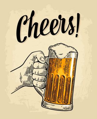 Erkek el tam bira cam köpük ile tutarak