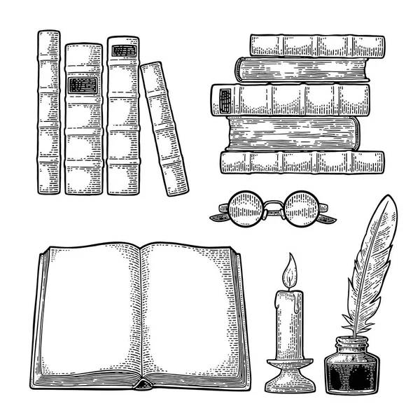 Establecer la educación. Inkwell con pluma, libros de pila, gafas, vela . — Archivo Imágenes Vectoriales