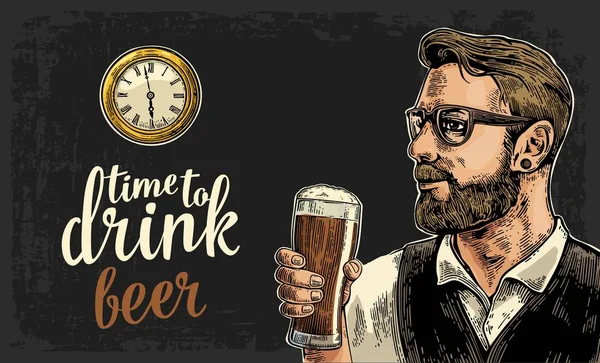 Hipster met een glas bier en antiek zakhorloge — Stockvector