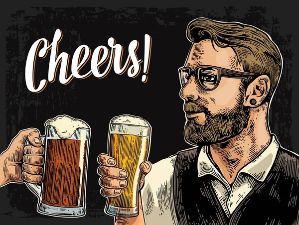 Hipster in possesso di vetro di birra e clinking . — Vettoriale Stock