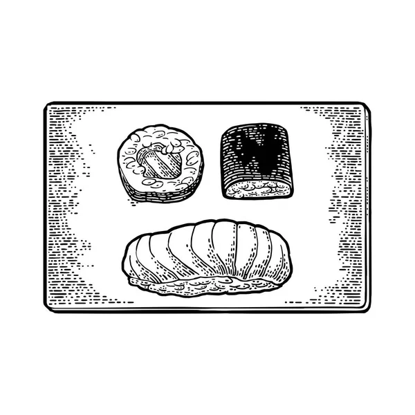 握寿司, 卷鱼子酱, 紫菜, 大米, 鲑鱼在木板上. — 图库矢量图片