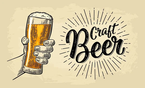 Mannenhand bierglas te houden. Craft Beer kalligrafische letters — Stockvector
