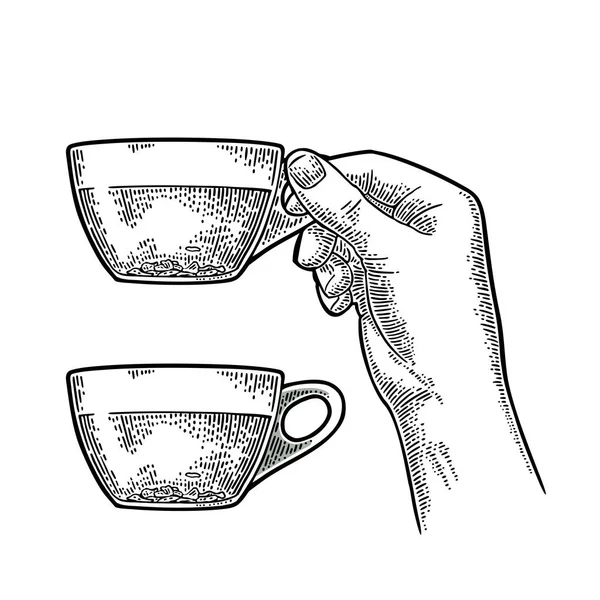 Weibliche Hand hält Tasse Tee. Gravur in Schwarz — Stockvektor