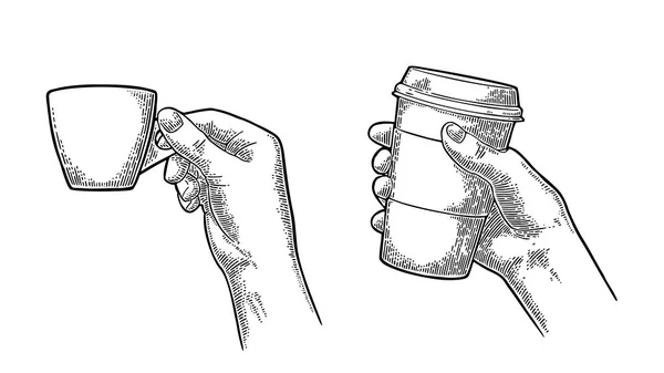 Ruka držící jednorázový šálek kávy s papírovým držákem a víčkem. — Stockový vektor