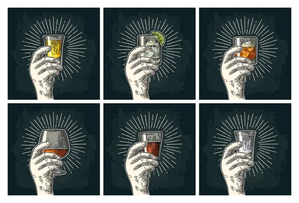 Męskiej ręki trzymającej szkła brandy, gin, tequila, wódka, rum, whisky. — Wektor stockowy