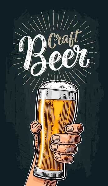 Mão masculina segurando copo de cerveja. Nascido para beber cerveja —  Vetores de Stock