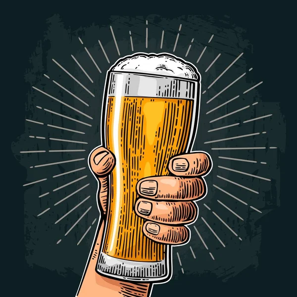 Mano masculina sosteniendo vaso de cerveza. Nacido para beber cerveza — Vector de stock