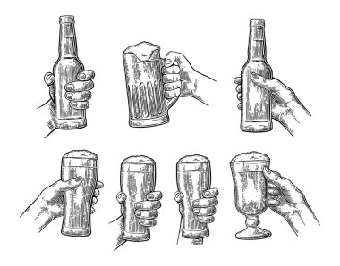 Holding, erkek ve kadın eller şişe bira cam ile sorun