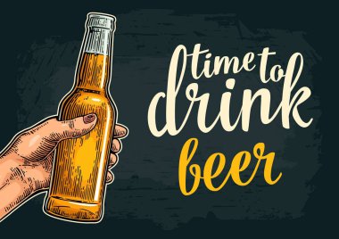 Açık bira şişesi tutan el. Tost yazı içmek için zaman.