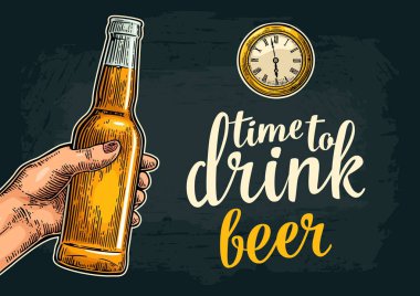 Açık bira şişesi tutan el. Tost yazı içmek için zaman.