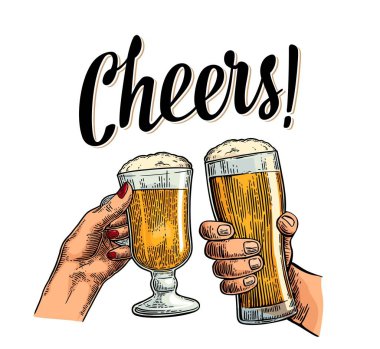 Kadın ve erkek elleri tutan ve iki bardak bira ve mulled şarap ile sorun.