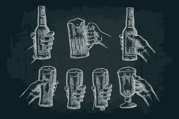 Άνδρας και γυναίκα χέρια που κρατούν, τσούγκριζαν με μπύρα ποτήρι, μπουκάλι — Διανυσματικό Αρχείο