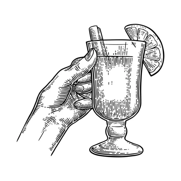 Mão feminina segurando vidro vinho quente. Gravura vectorial vintage — Vetor de Stock