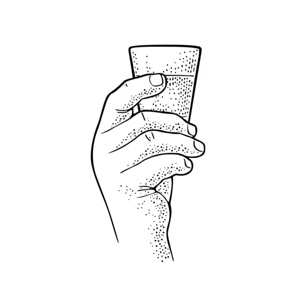 Mão masculina segurando rum de vidro. Gravura vectorial vintage — Vetor de Stock