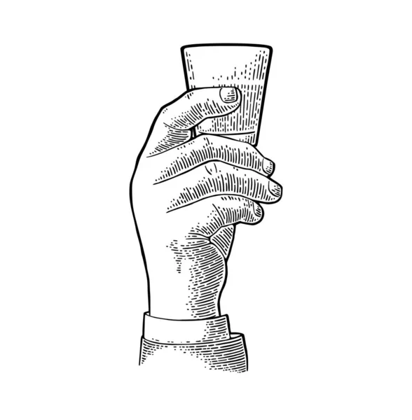 Mão masculina segurando rum de vidro. Gravura vectorial vintage — Vetor de Stock