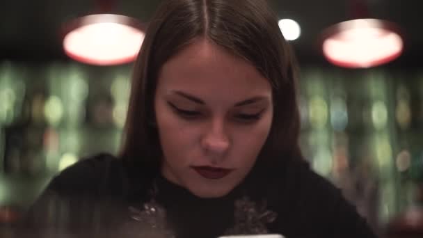 女人发短信，发送短信的智能手机在酒吧 — 图库视频影像