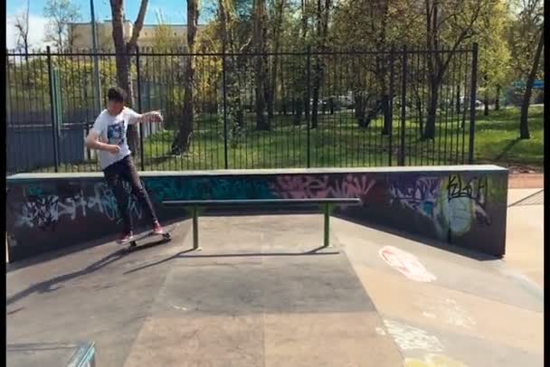 Ο άνθρωπος ξεκινήσει βόλτα από skatebord σε ράμπα. — Αρχείο Βίντεο