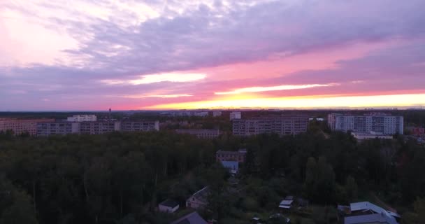 AERIAL Vuelo sobre casas suburbanas . — Vídeos de Stock