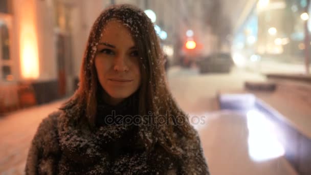 Chica divirtiéndose al aire libre en invierno día nevado . — Vídeos de Stock