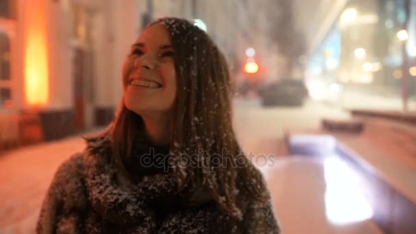 Молодая женщина наслаждается зимним днем на улице . — стоковое видео