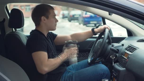 Mann trinkt Proteinshake im Auto. — Stockvideo