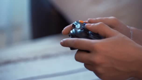 Homem segurando controlador de jogo jogar jogos de vídeo — Vídeo de Stock
