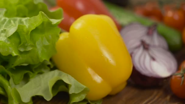 Verduras frescas sobre mesa giratoria de madera — Vídeo de stock