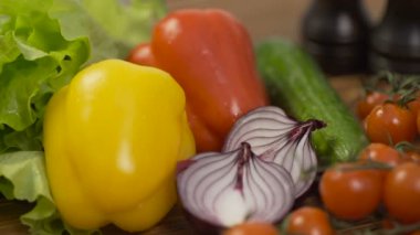 Ahşap masa döner taze sebze