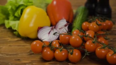 Ahşap masa üzerinde taze sebze. Dön.