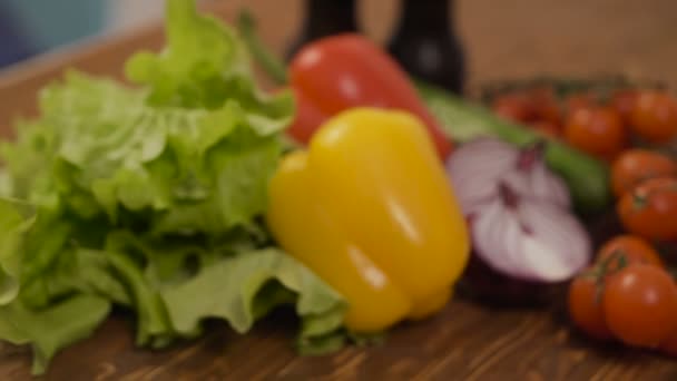Frisches Gemüse auf rotierendem Holztisch — Stockvideo
